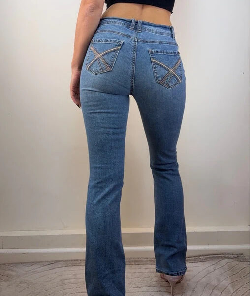 WallFlower Women's Low rise 8.5” Bootcut Flared Jeans — photo 2 of 9