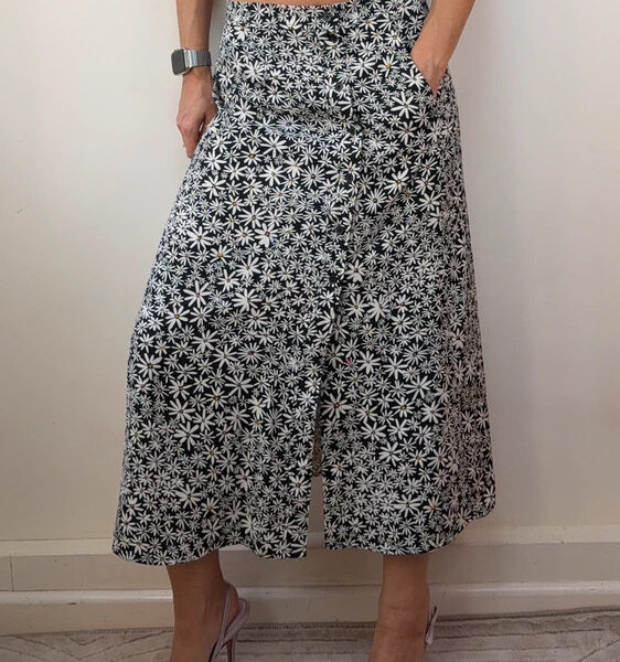 Uniqlo Daisy Print Button Midi Flare Skirt B&W Floral A-Line UK 6-8 w26-27 S