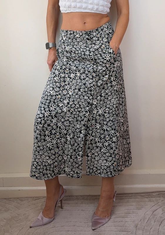 p1-2118.jpg Uniqlo Daisy Print Button Midi Flare Skirt B&W Floral A-Line UK 6-8 w26-27 S - Image 1