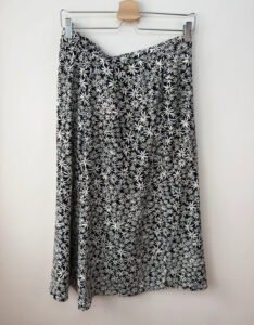 Uniqlo Daisy Print Button Midi Flare Skirt B&W Floral A-Line UK 6-8 w26-27 S - Image 5