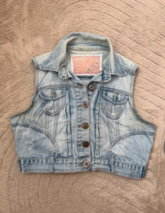 New Look Women's Light Wash Denim Fitted Pleated Cropped Button Vest — photo 3 of 11
