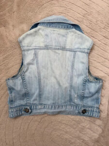 New Look Women's Light Wash Denim Fitted Pleated Cropped Button Vest — photo 4 of 11