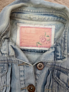 New Look Women's Light Wash Denim Fitted Pleated Cropped Button Vest — photo 5 of 11