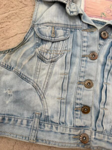 New Look Women's Light Wash Denim Fitted Pleated Cropped Button Vest — photo 8 of 11