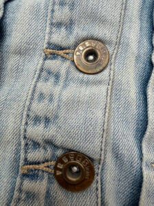 New Look Women's Light Wash Denim Fitted Pleated Cropped Button Vest — photo 9 of 11